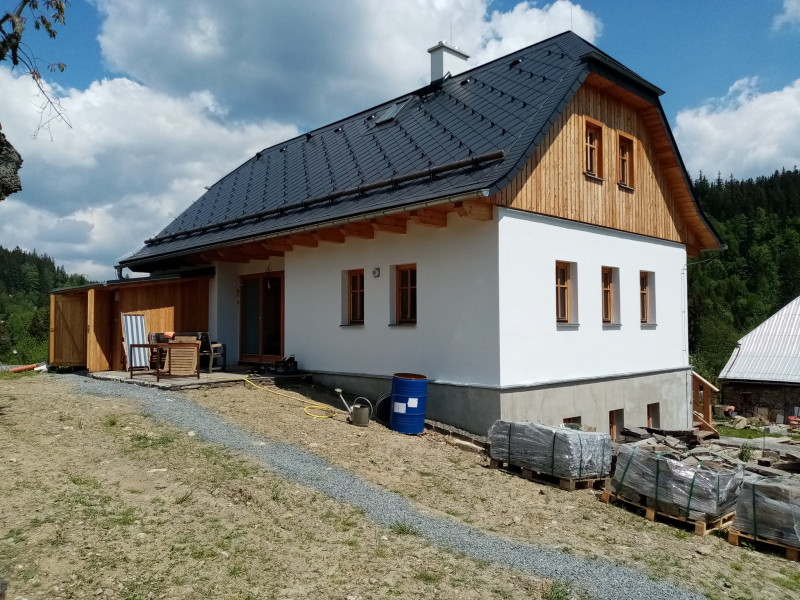 Chodník a zídka z lomového kamene